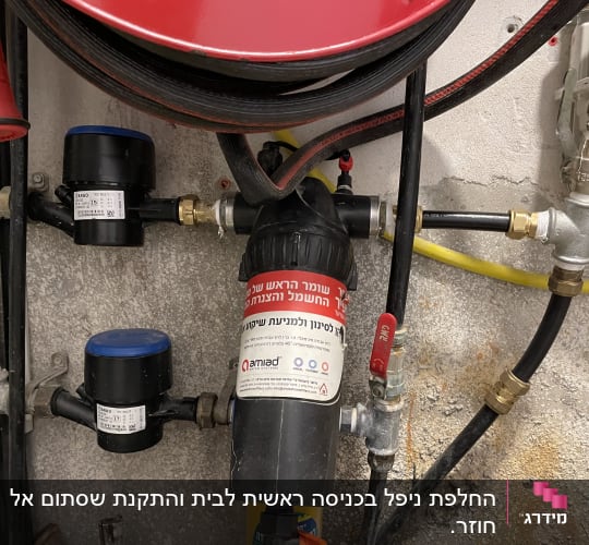 צנרת מים עם ברזים ומחברים שונים